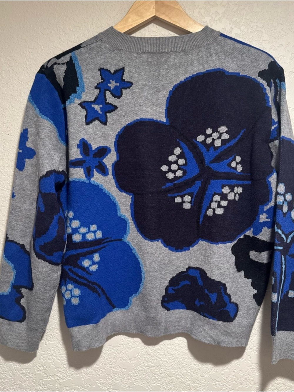 Desigual Gray Crewneck Sweater with Bold Blue Floral Motif - Picture 4 of 9